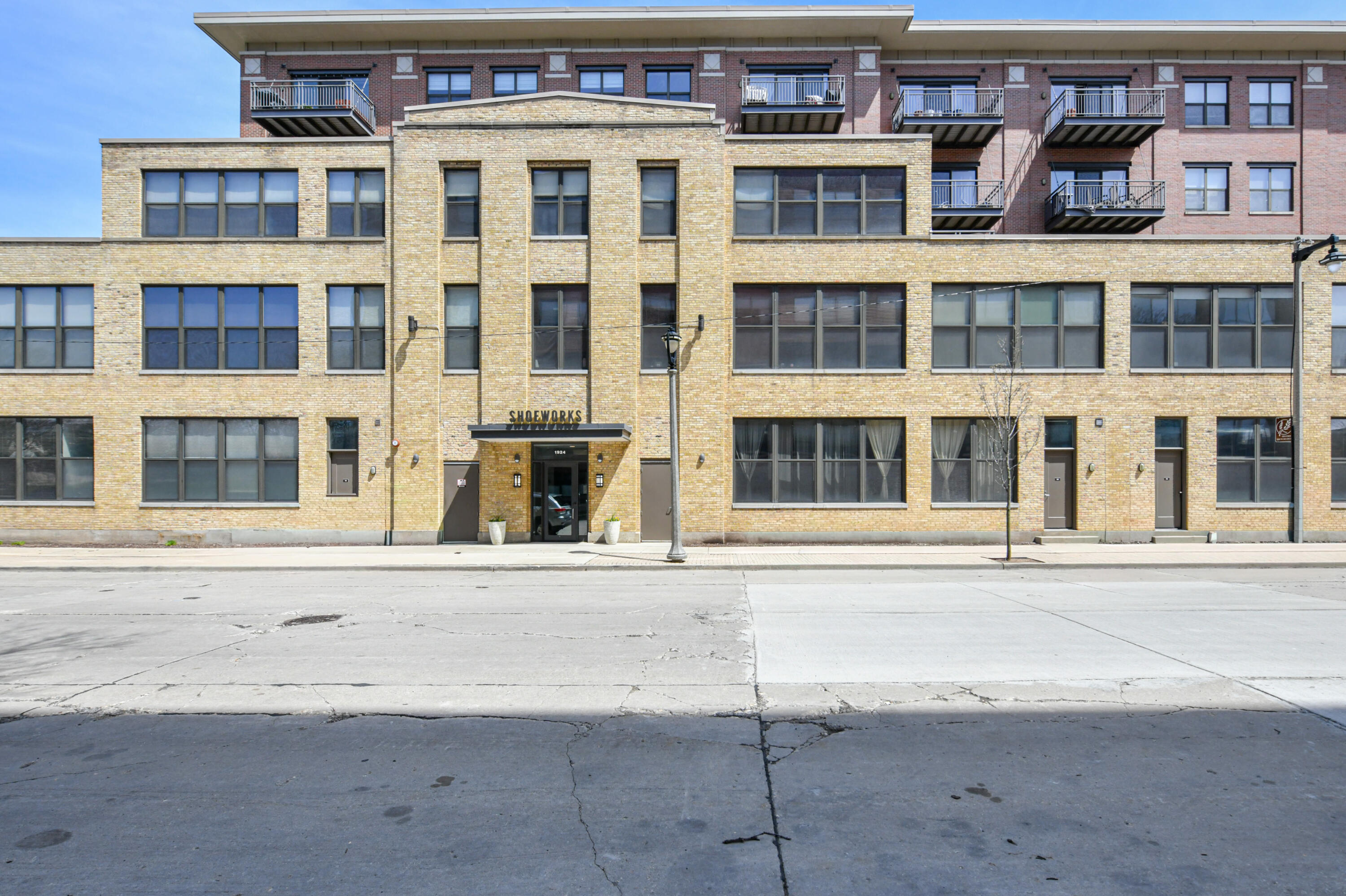 1924 N Hubbard St, 305