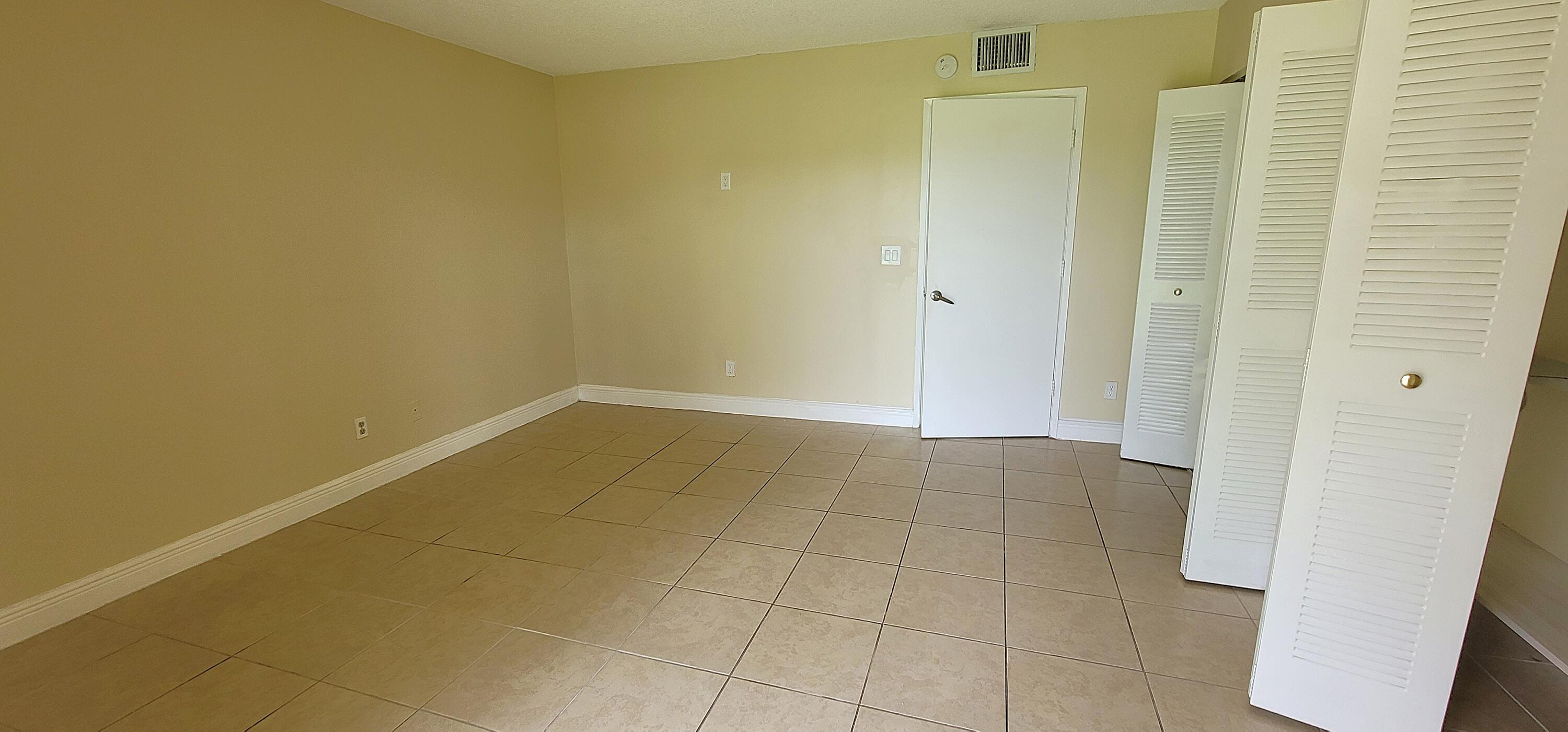 1617 Meadows Circle W