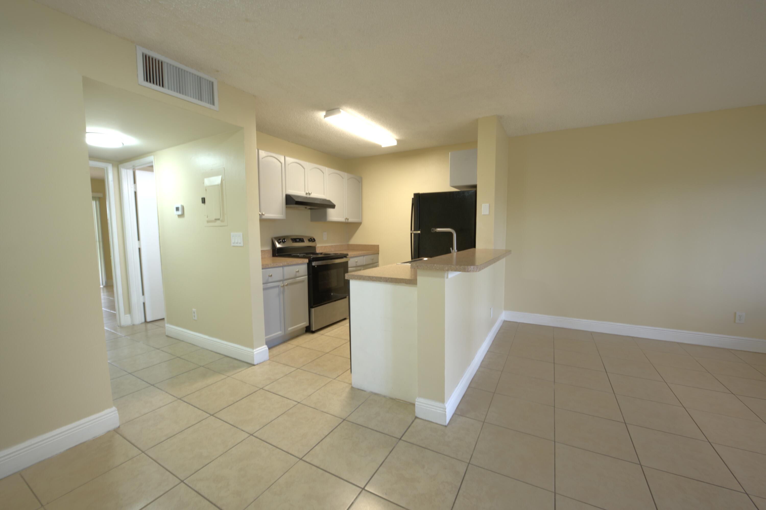 1617 Meadows Circle W