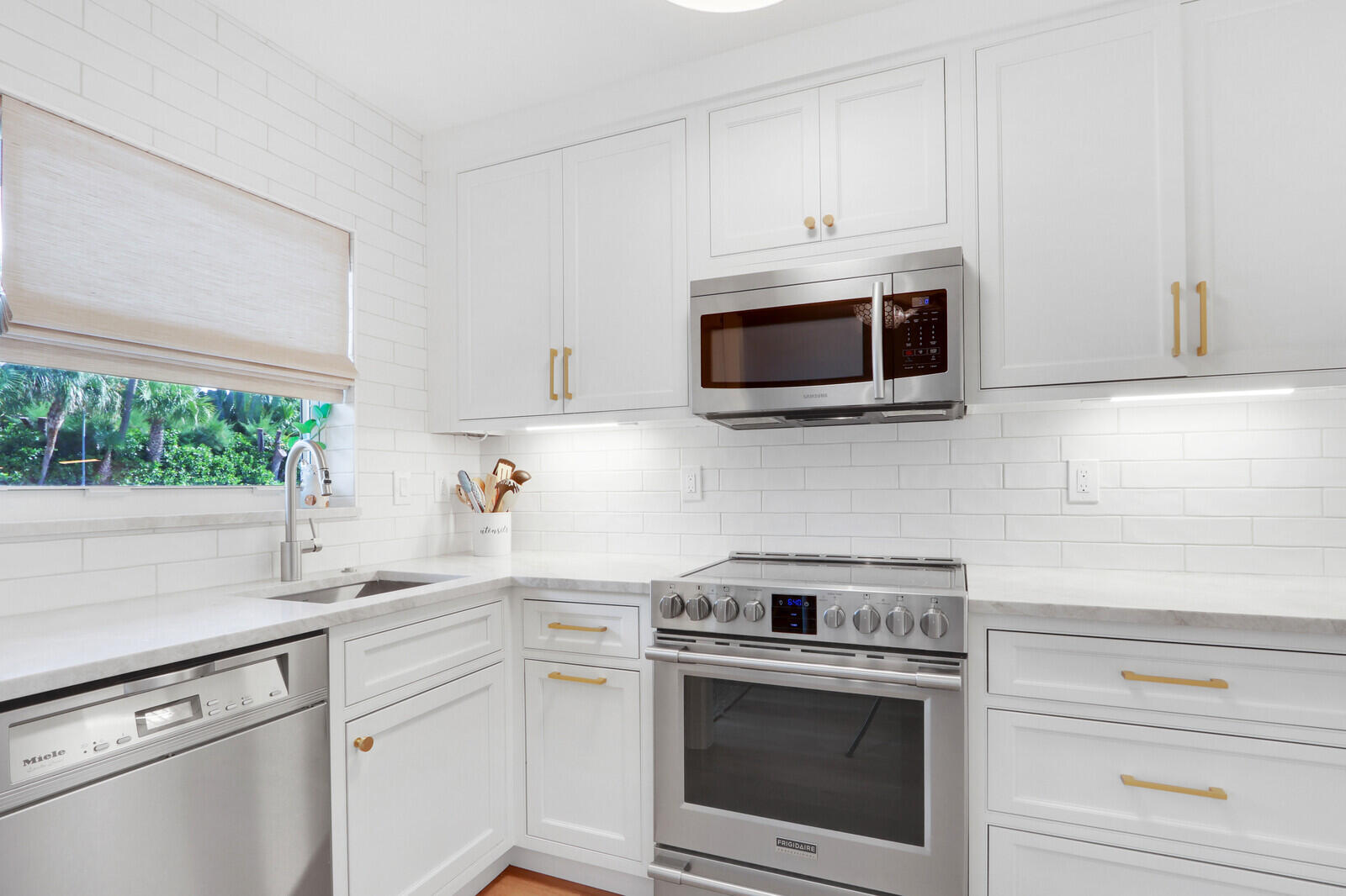 139 Sunrise Avenue 1090