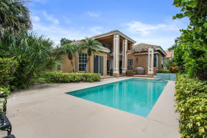 19065 SE Coral Reef Lane