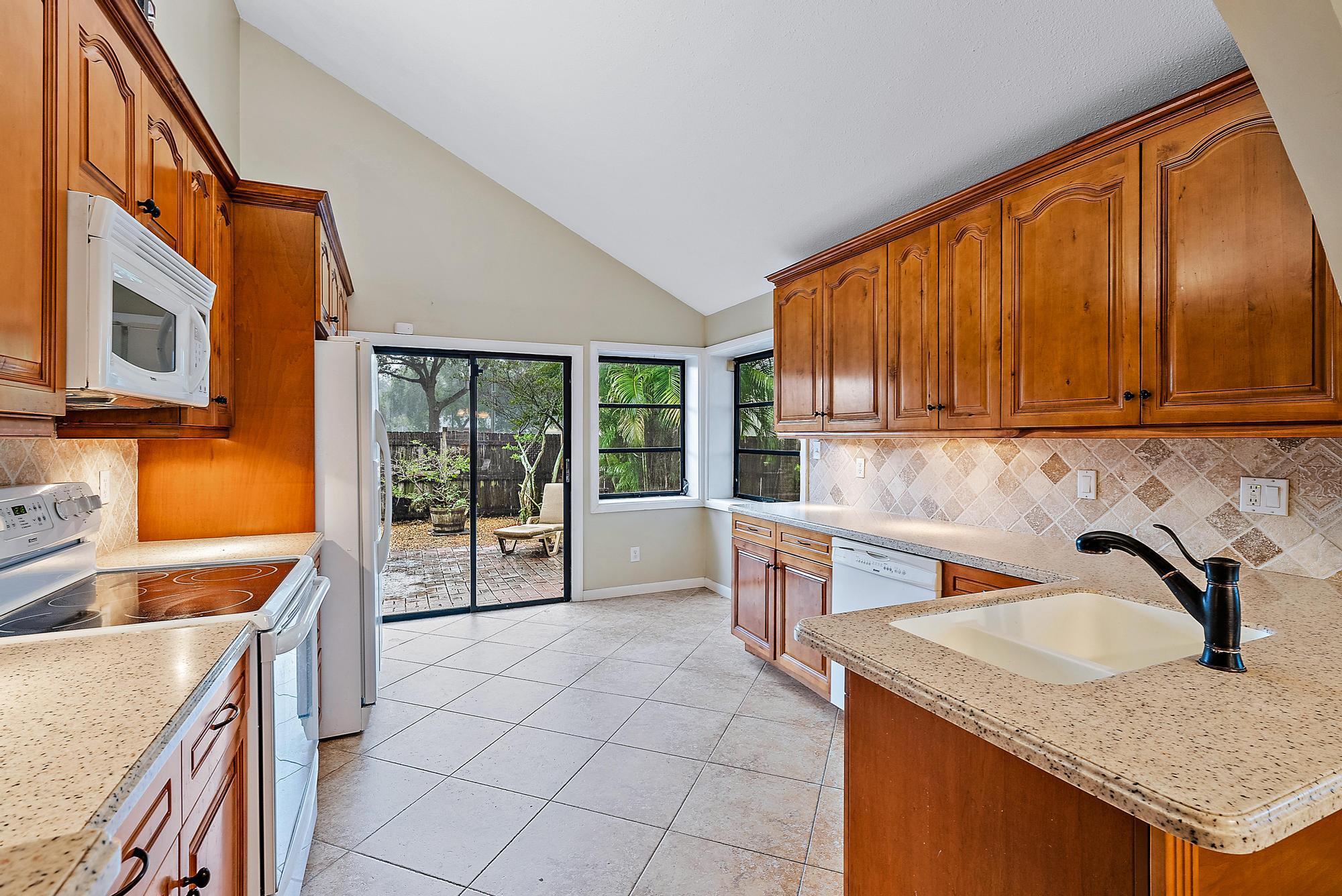 9006 Highland Pines Trail