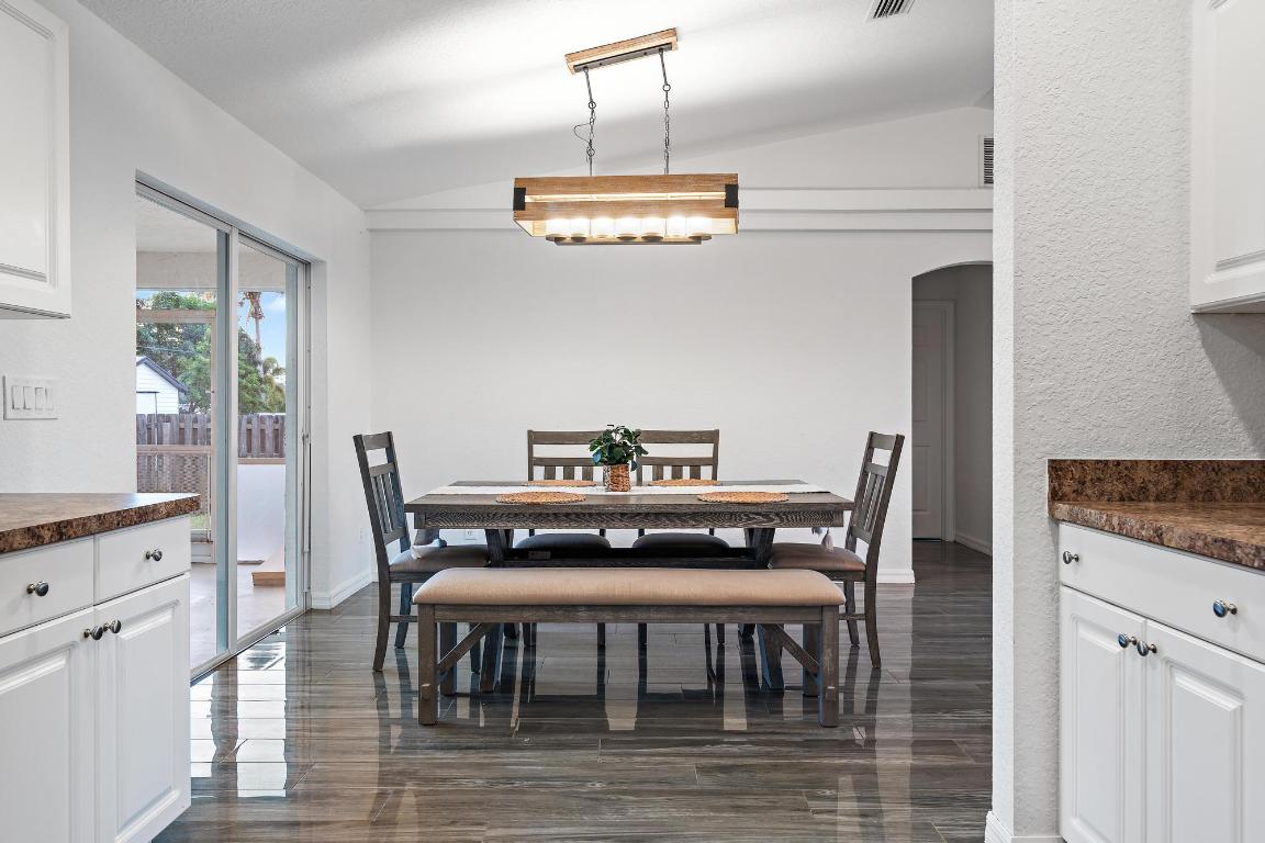 1525 SE Croquet Street