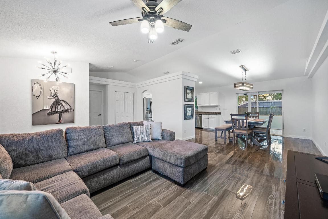 1525 SE Croquet Street