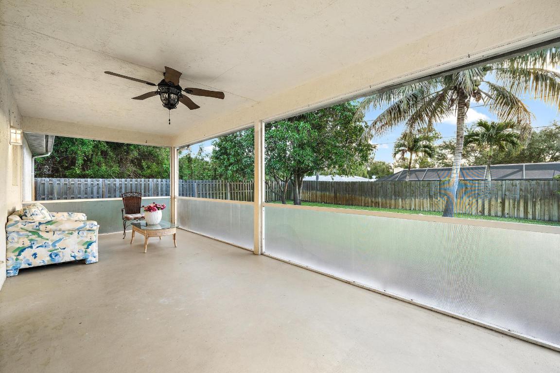 1525 SE Croquet Street