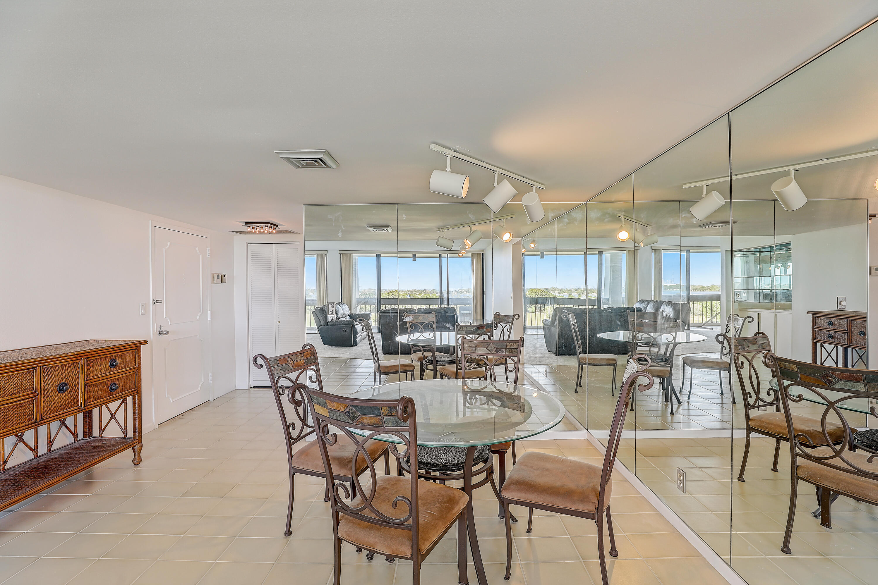 2000 Presidential Way 901