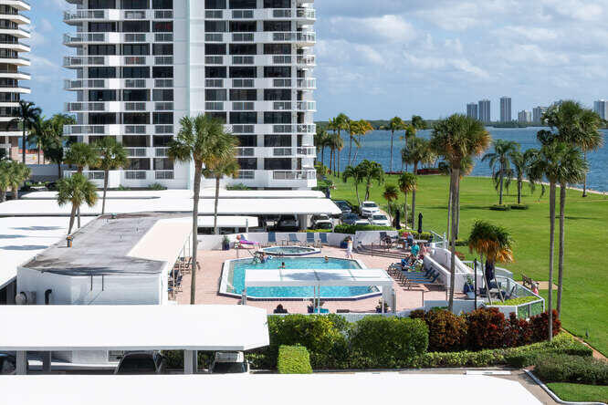 123 Lakeshore Drive 442