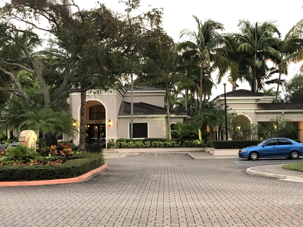 3023 Alcazar Place 305