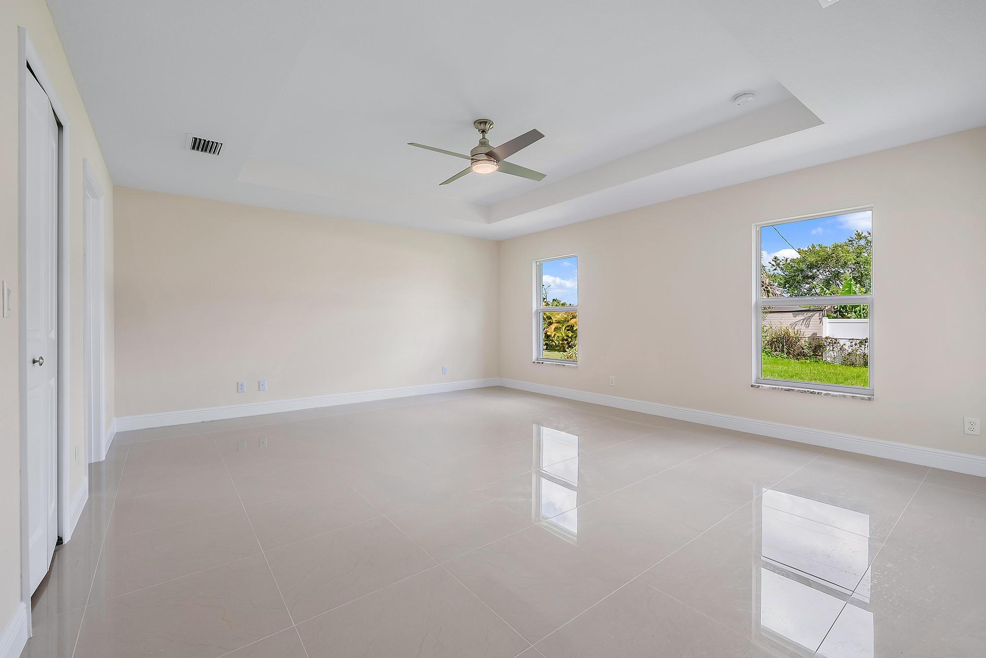 579 NW Azine Avenue
