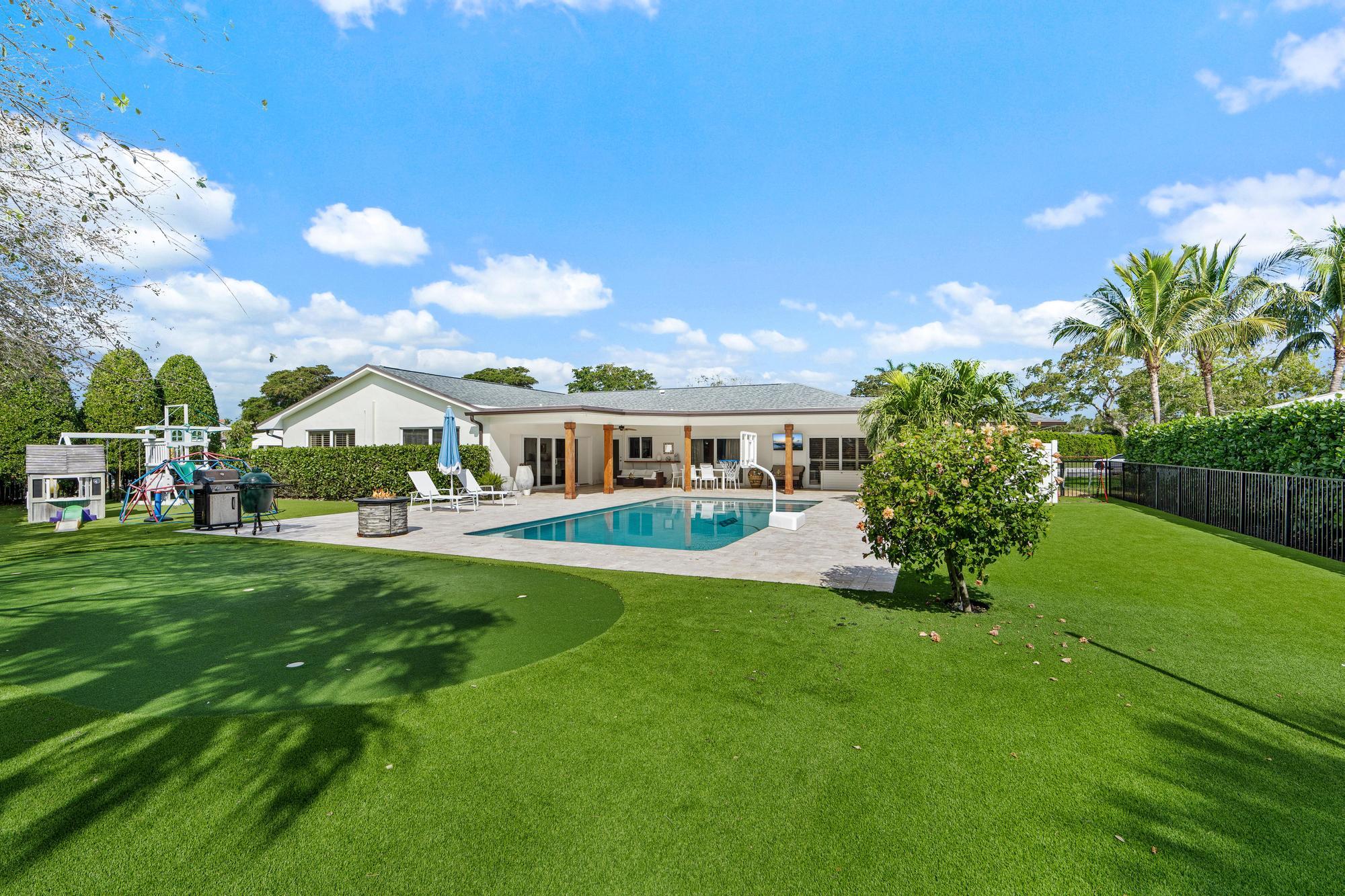 1104 Country Club Circle