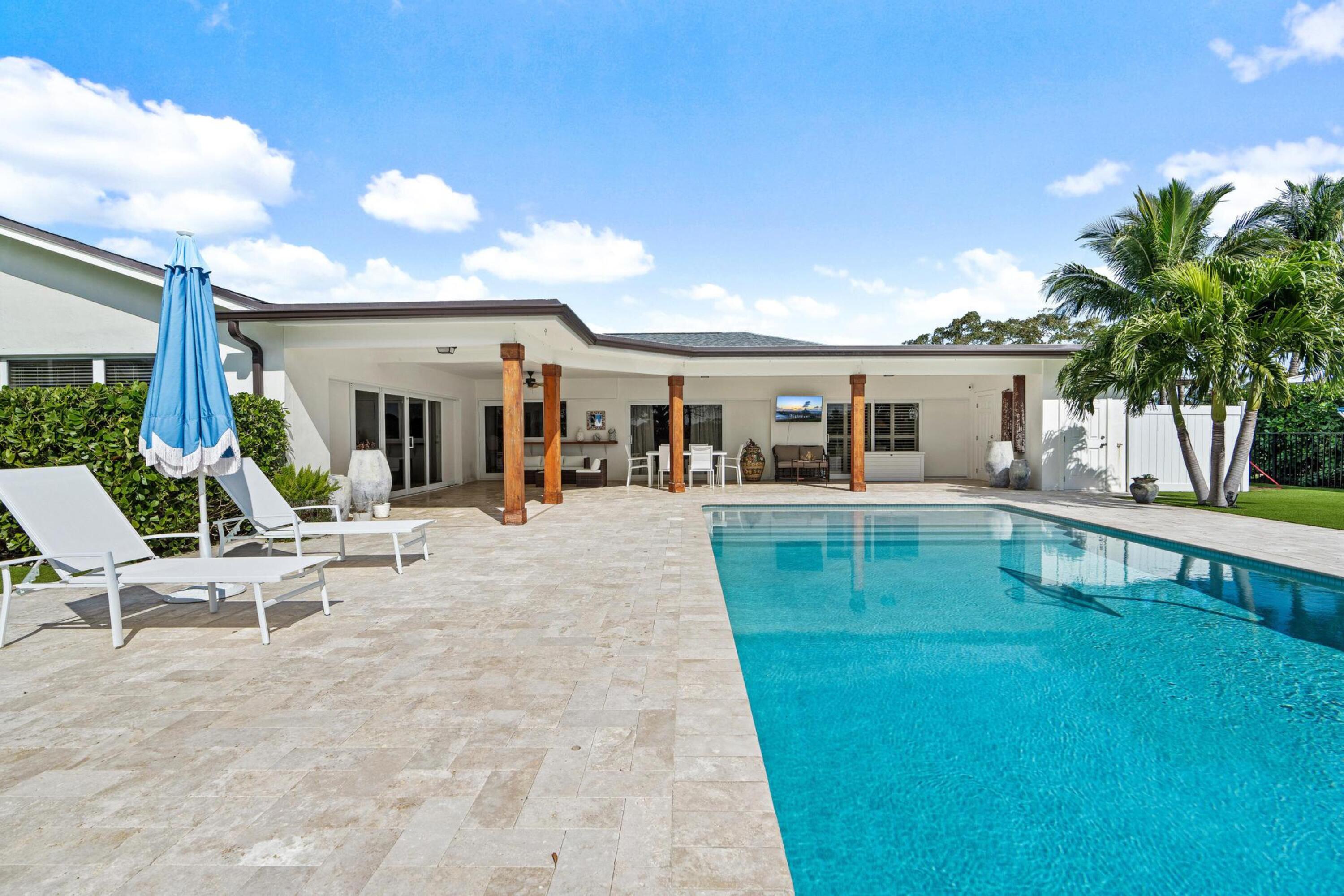 1104 Country Club Circle