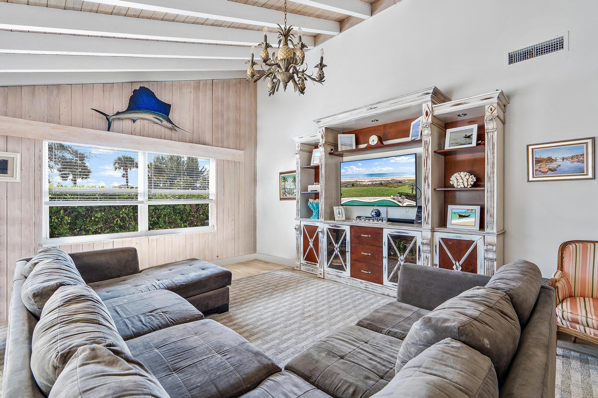 1104 Country Club Circle