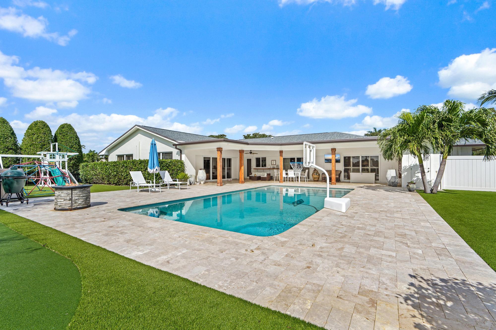 1104 Country Club Circle