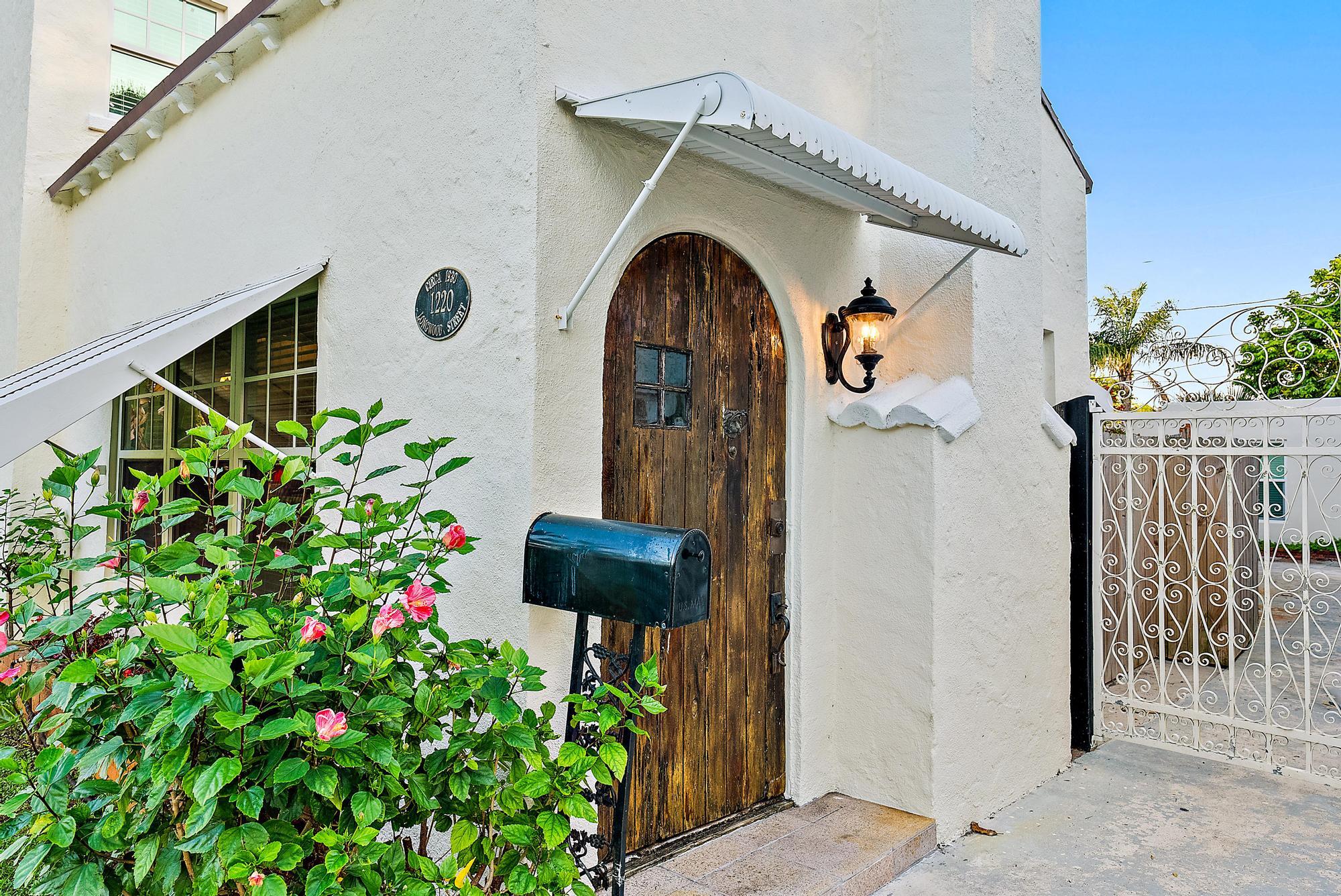 1220 Longwood Street