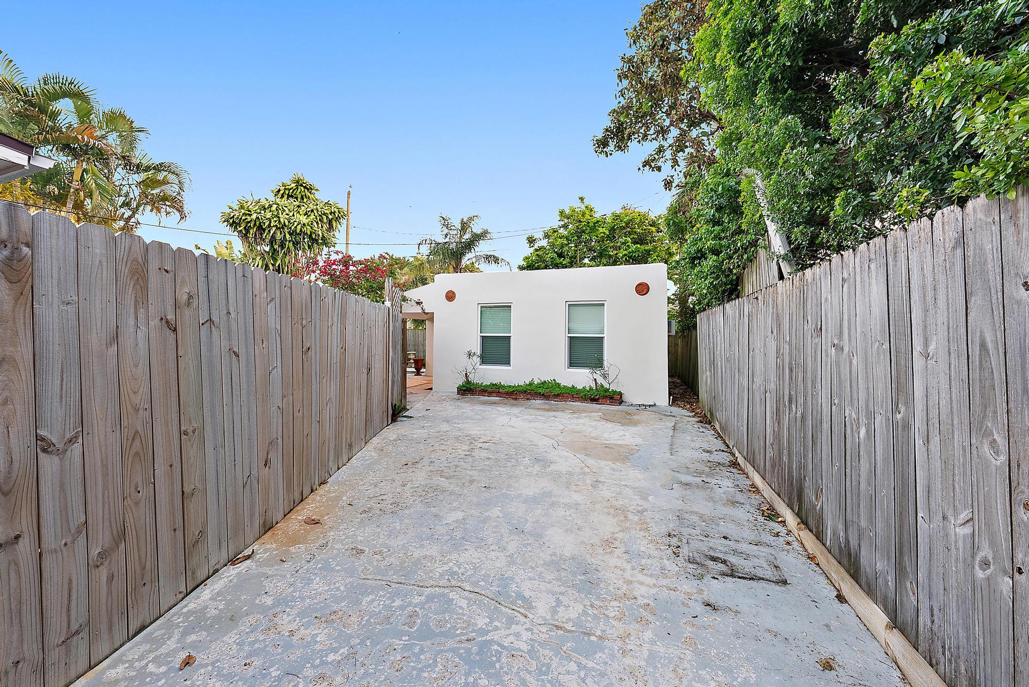 1220 Longwood Street