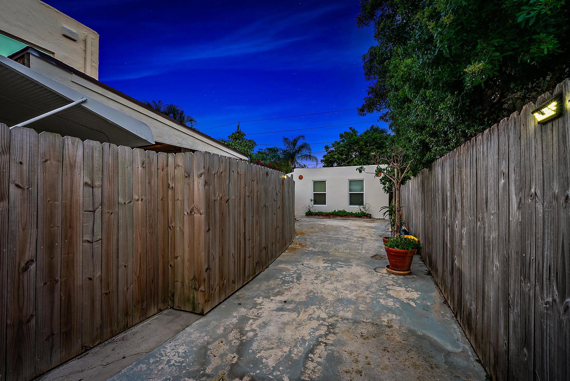 1220 Longwood Street