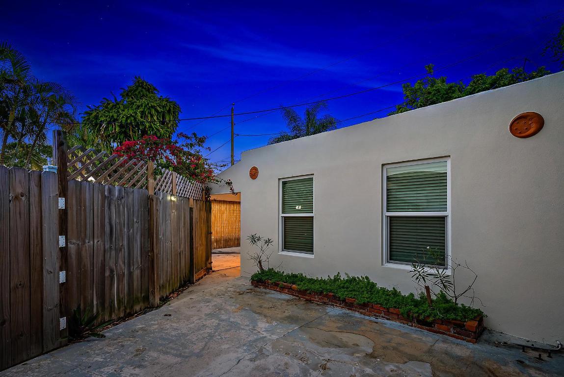 1220 Longwood Street