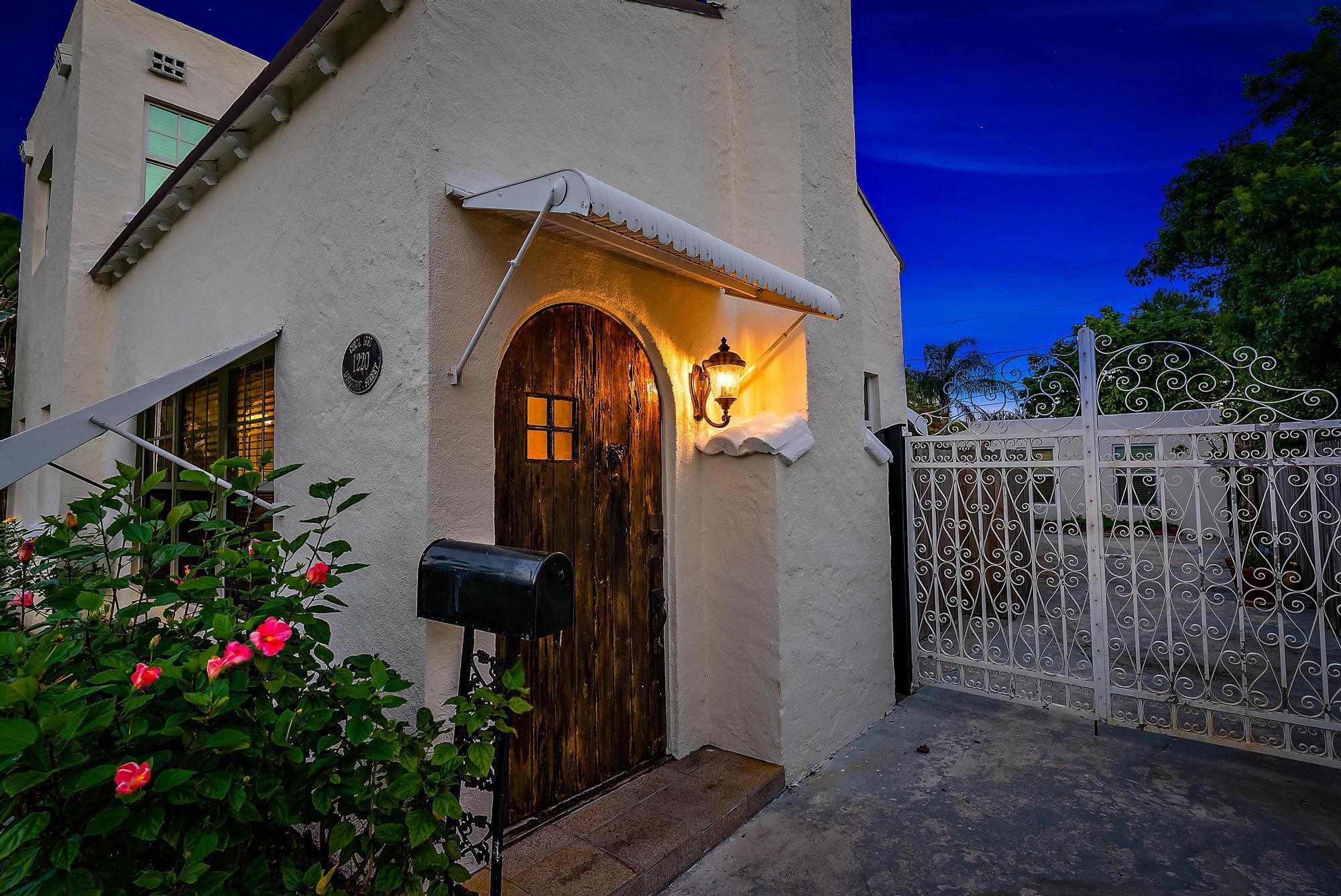 1220 Longwood Street