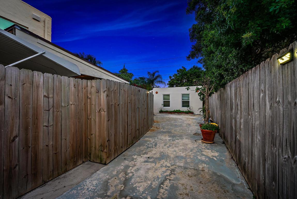 1220 Longwood Street