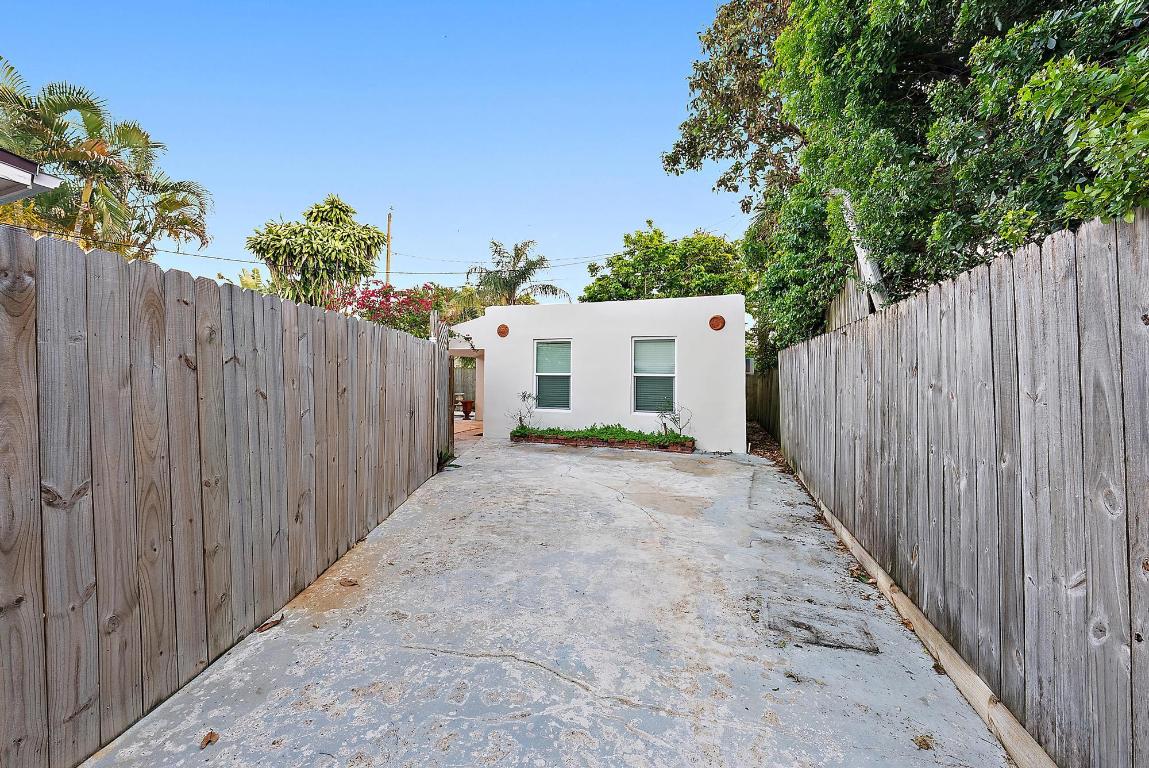 1220 Longwood Street