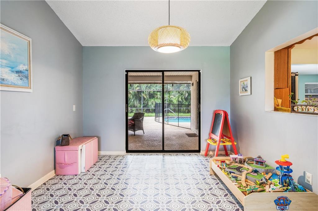 217 SE Verada Avenue