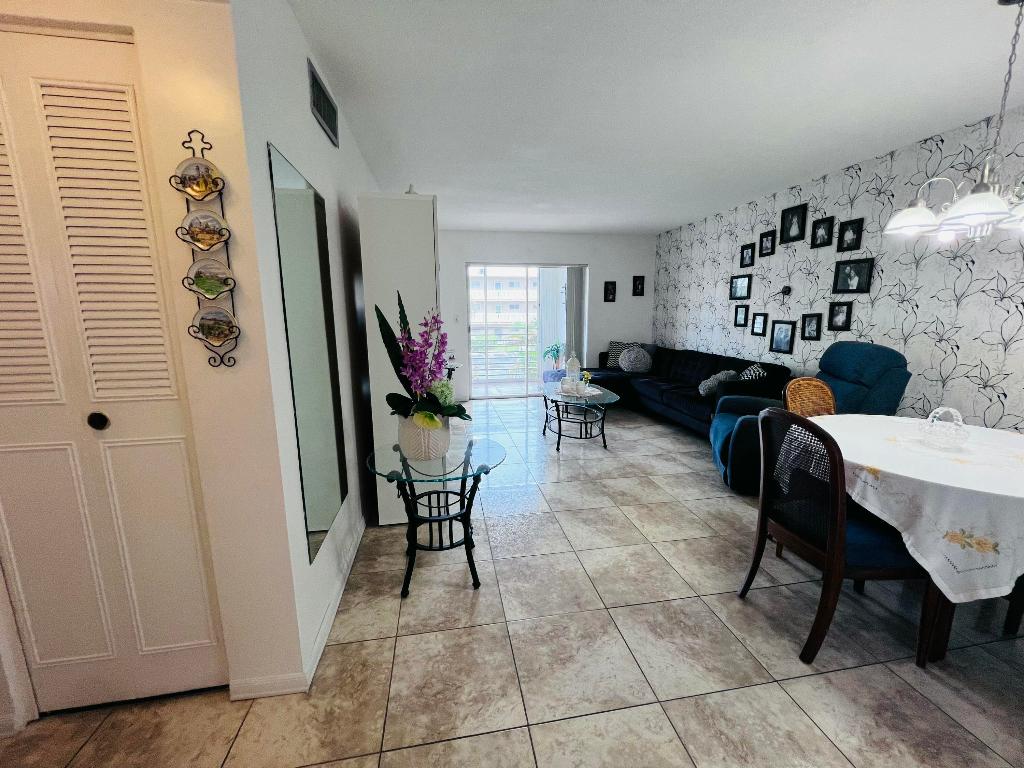 2812 S Garden Drive 202