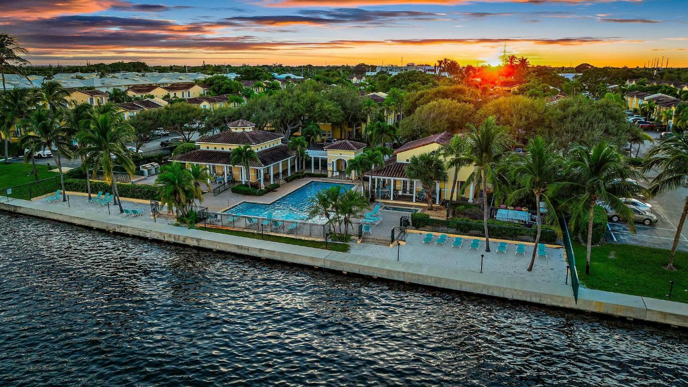 1045 Lake Shore Drive 104