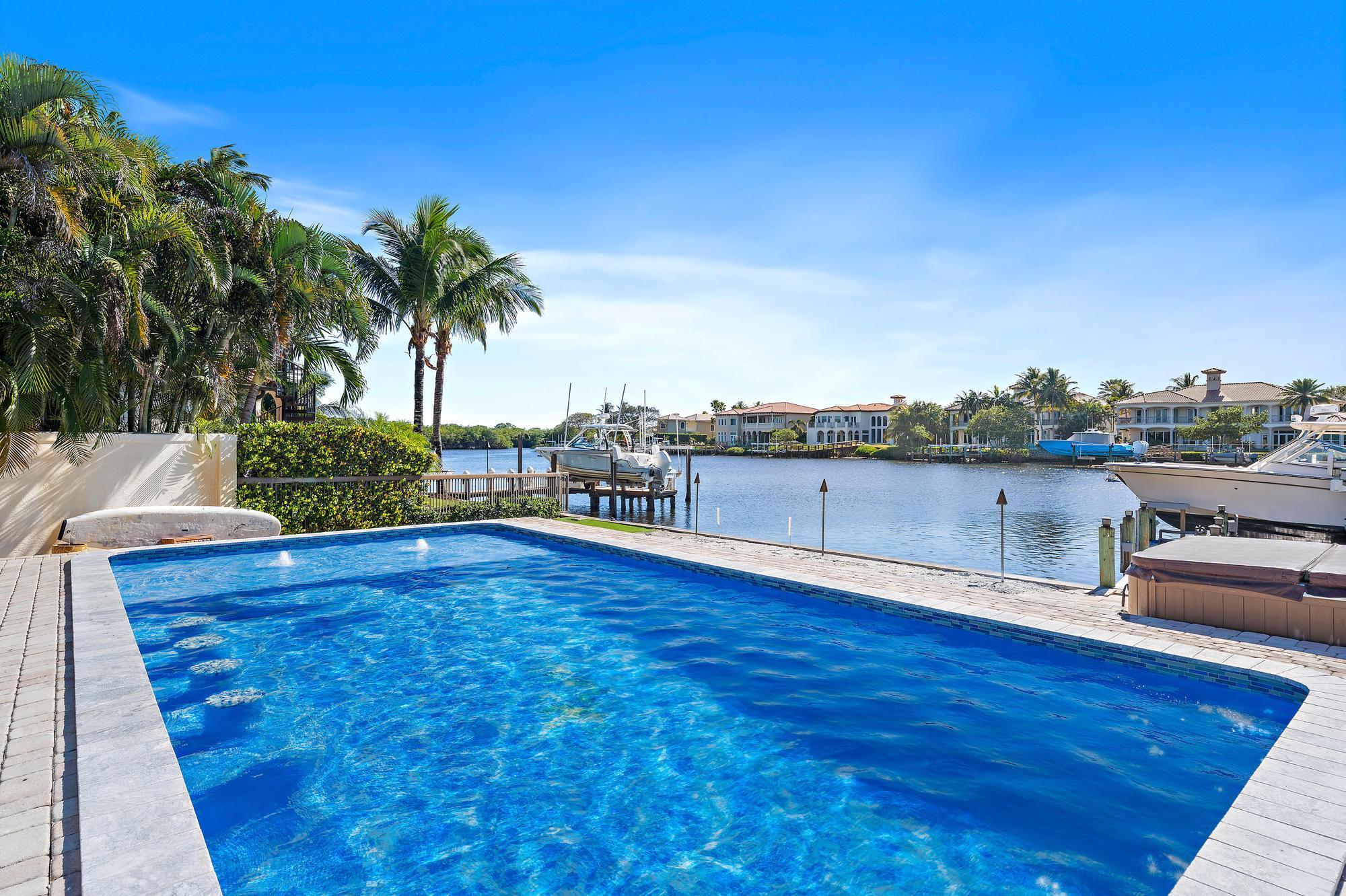 9195 SE Cove Point Street