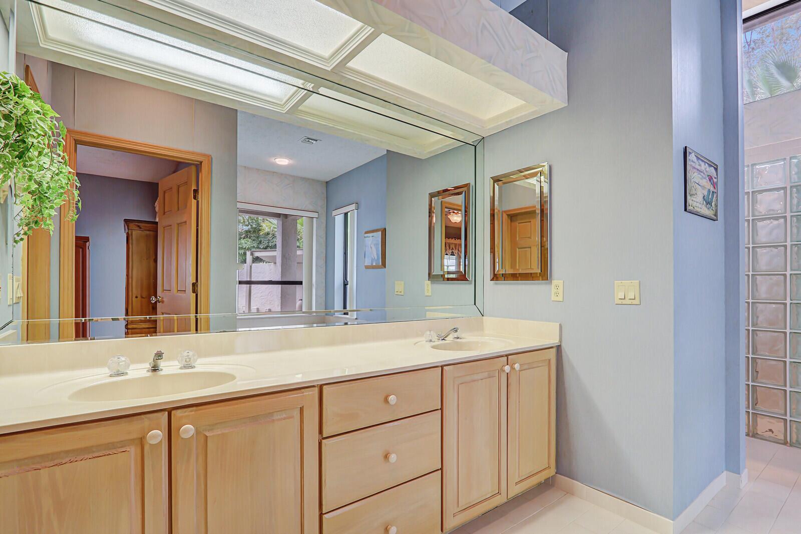 5528 SW Anhinga Avenue