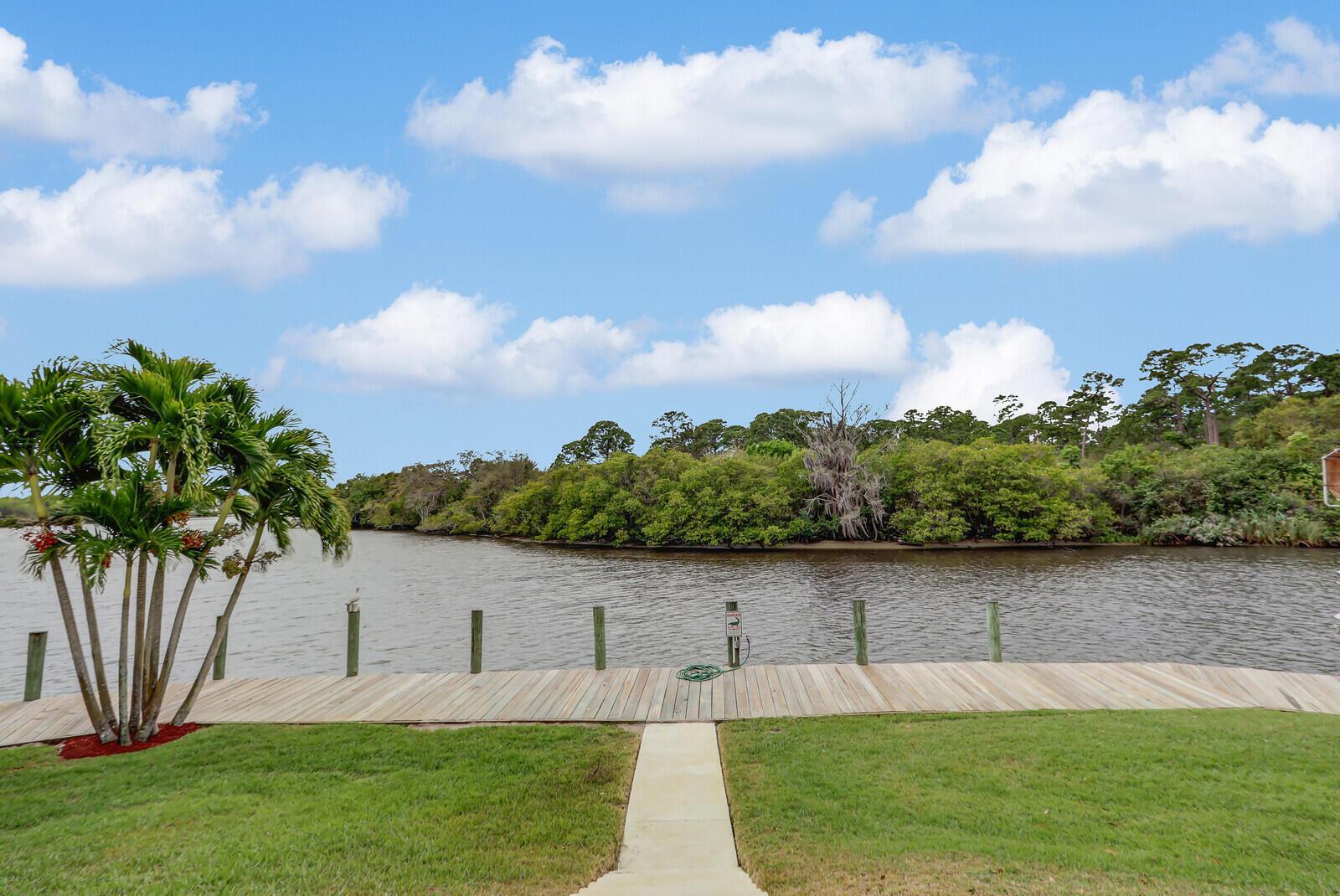 5528 SW Anhinga Avenue