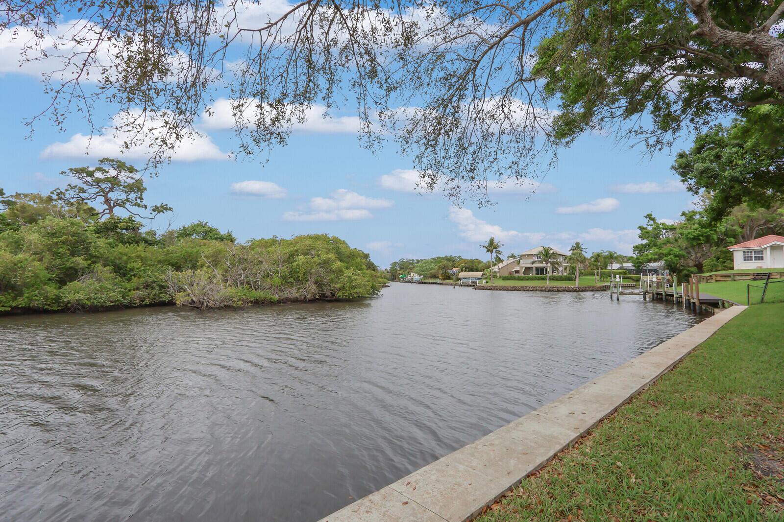 5528 SW Anhinga Avenue