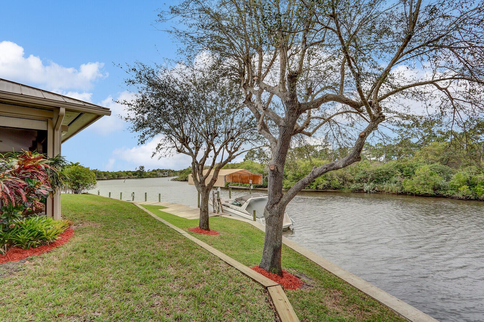 5528 SW Anhinga Avenue