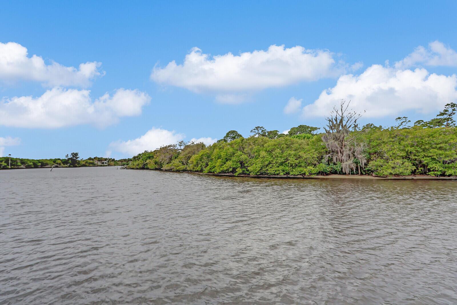 5528 SW Anhinga Avenue