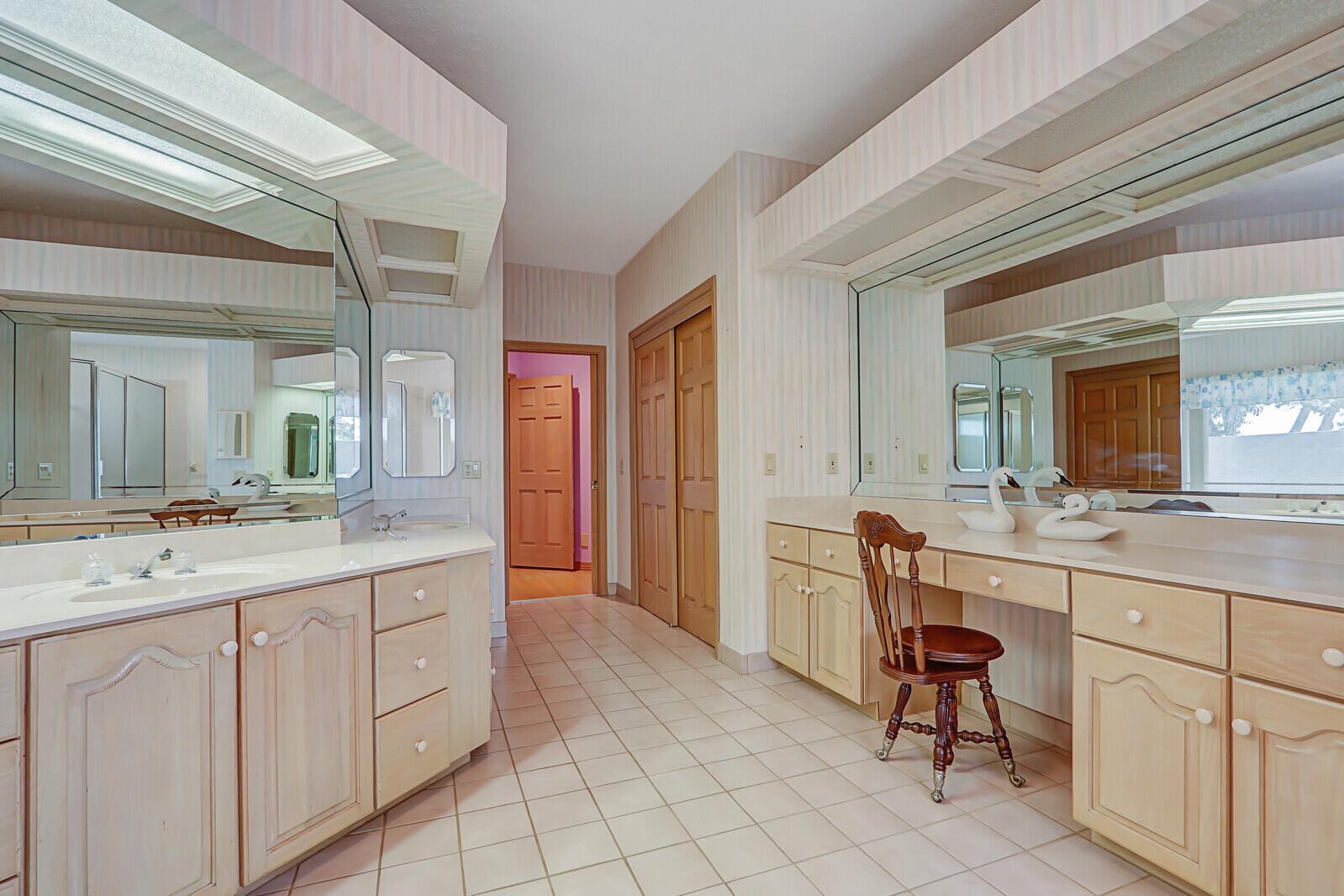 5528 SW Anhinga Avenue