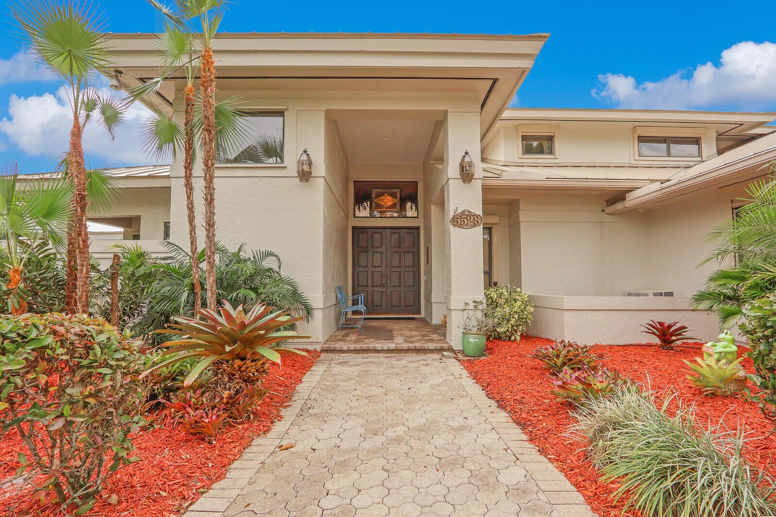 5528 SW Anhinga Avenue