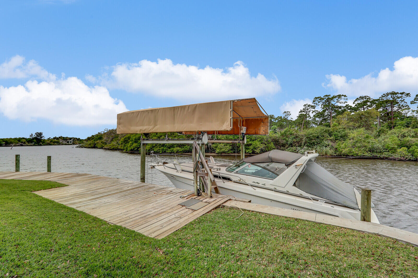 5528 SW Anhinga Avenue