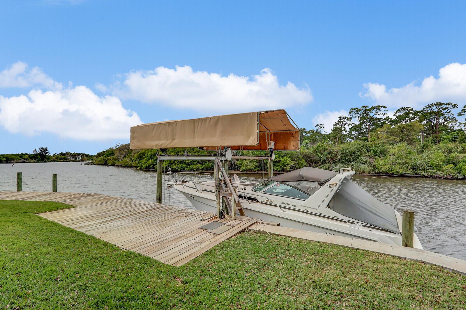 5528 SW Anhinga Avenue