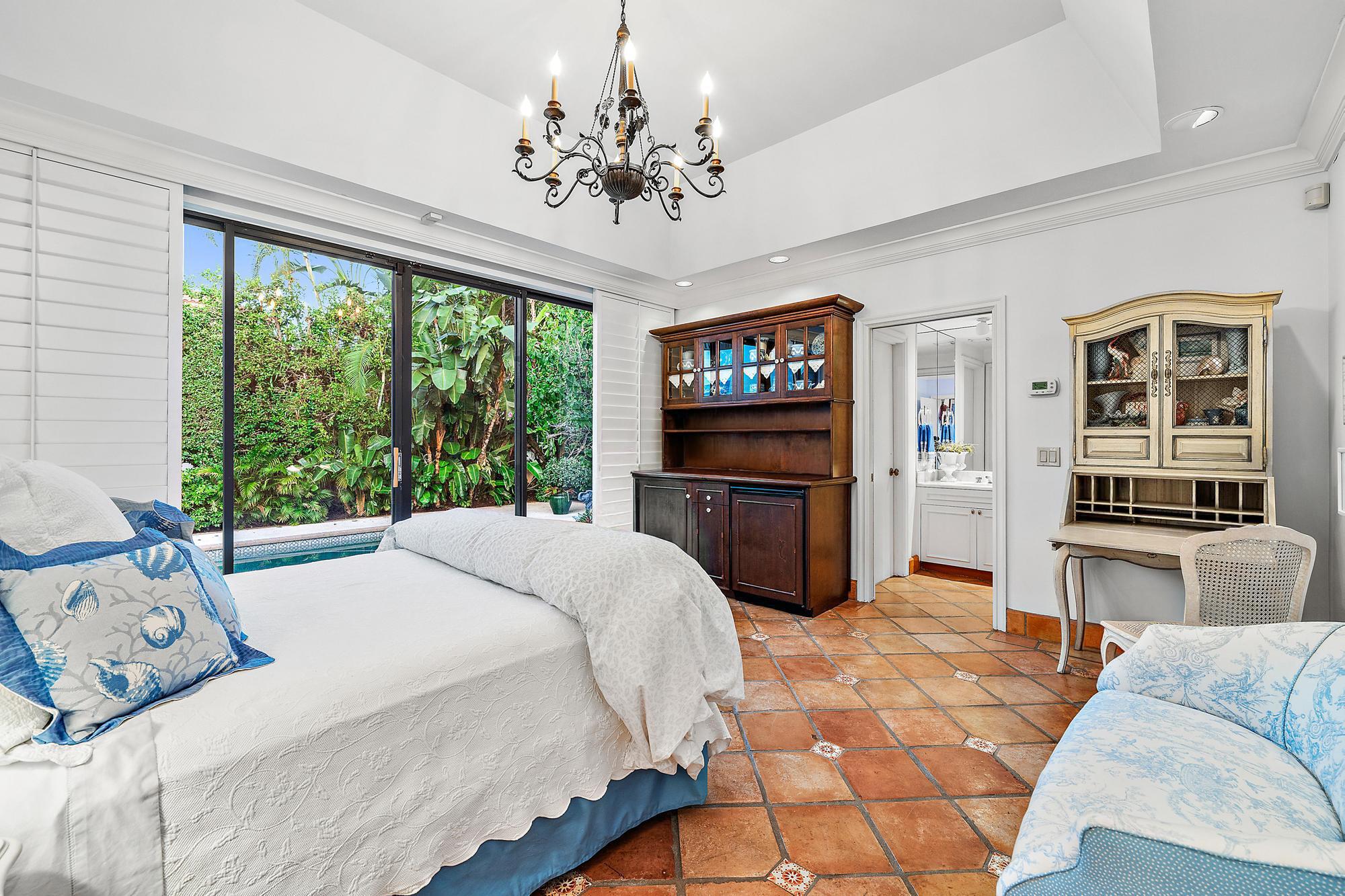 260 Everglade Avenue