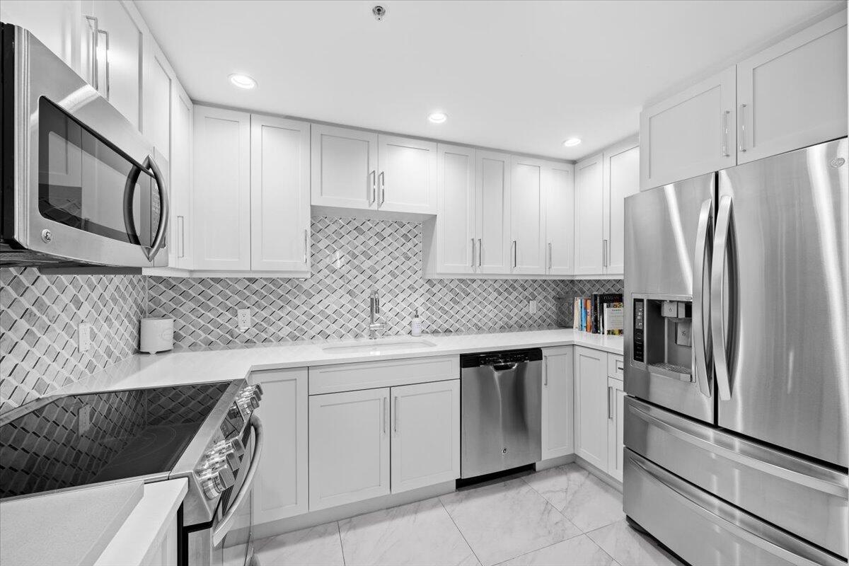 5280 SE N. Ocean Drive 8e