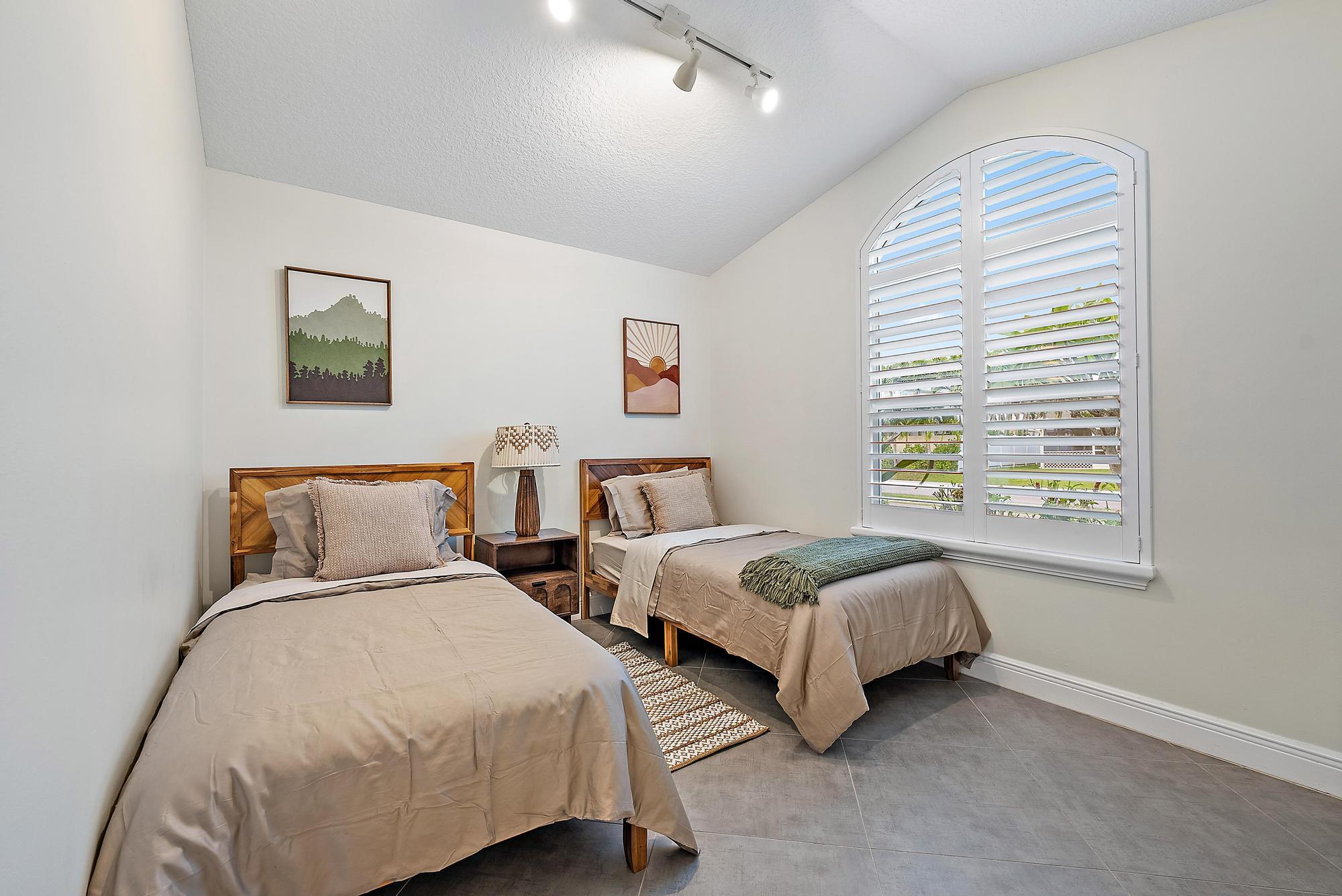 15129 Harriet Avenue