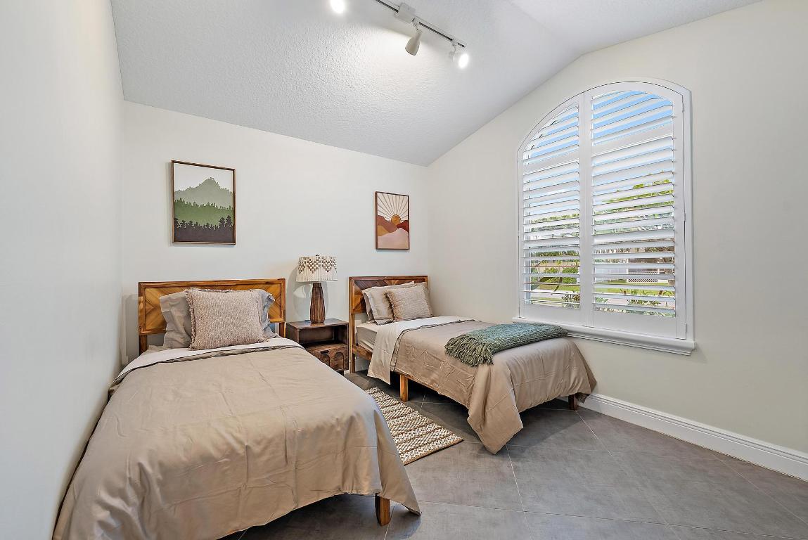 15129 Harriet Avenue