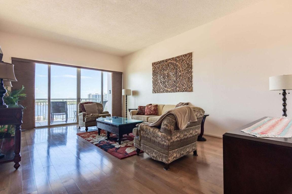 18031 Biscayne Boulevard Ph04