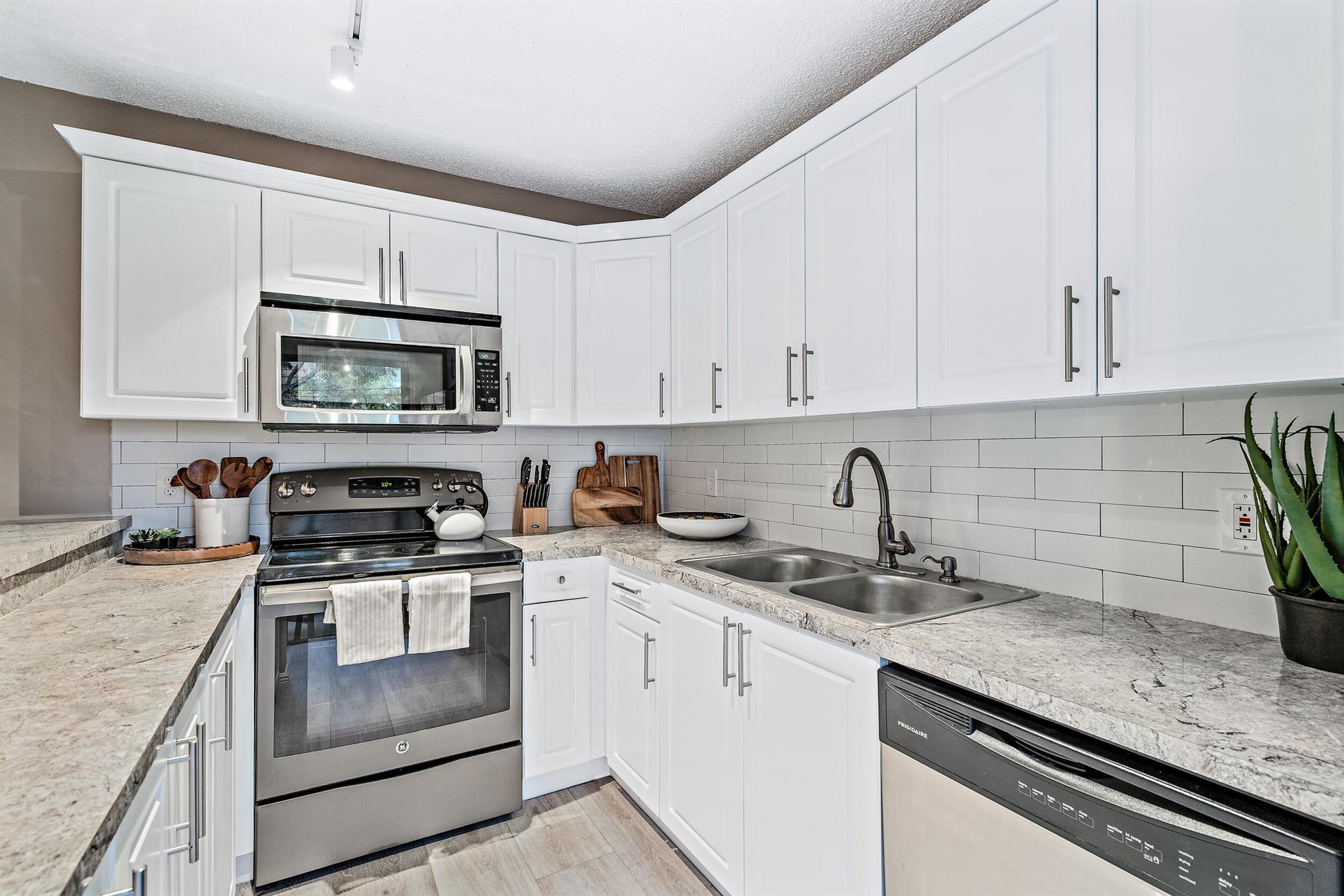 825 Center Street 12d