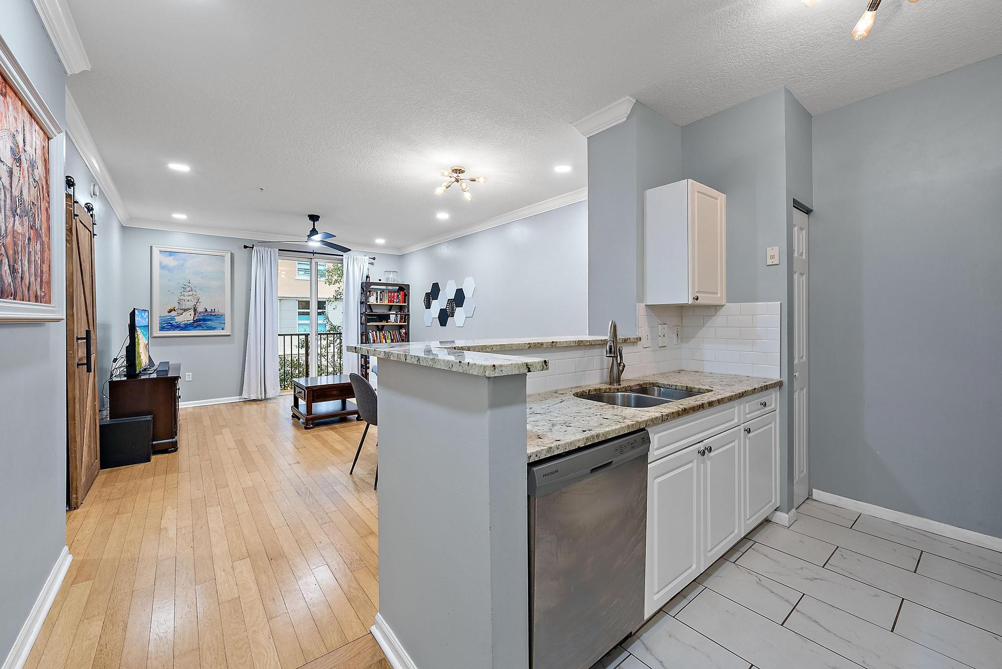 560 S Sapodilla Avenue 302