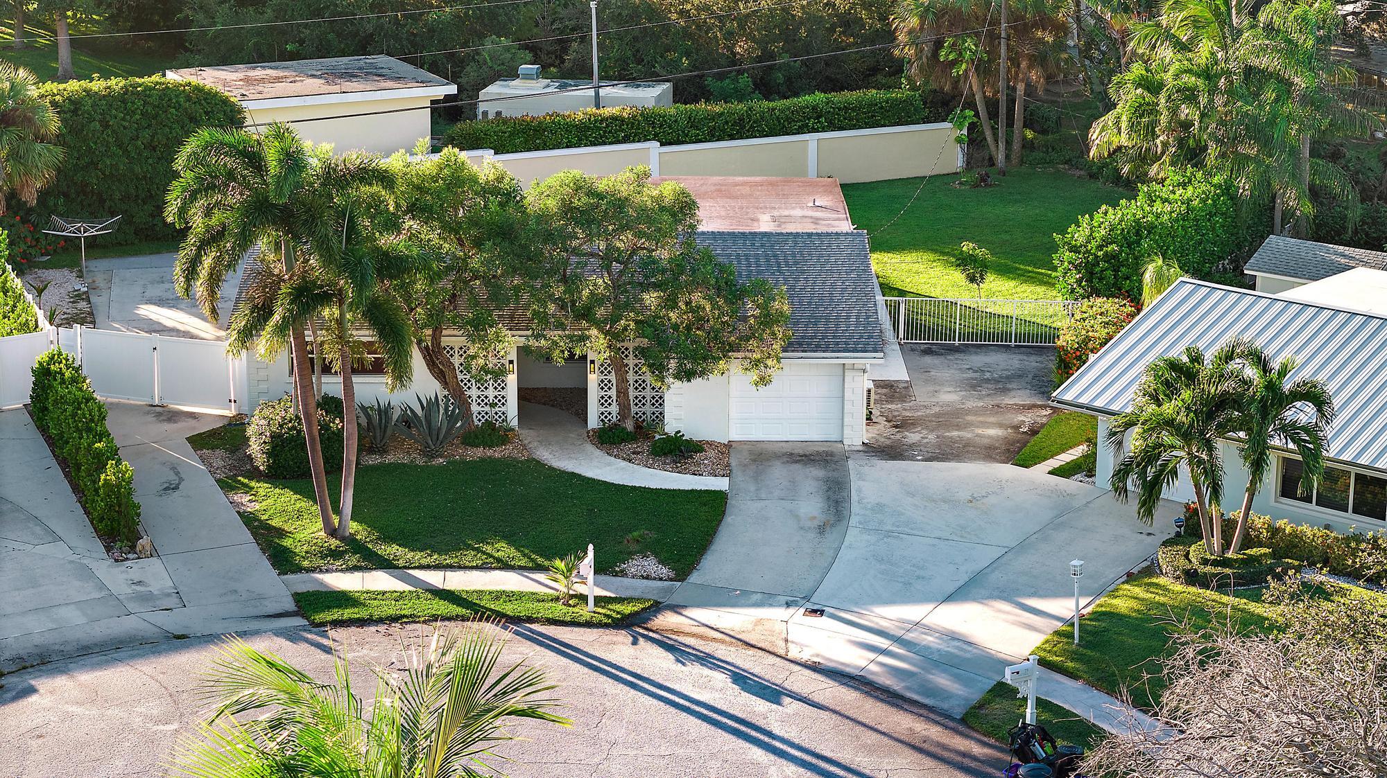 77 Holly Circle | Tequesta, Florida