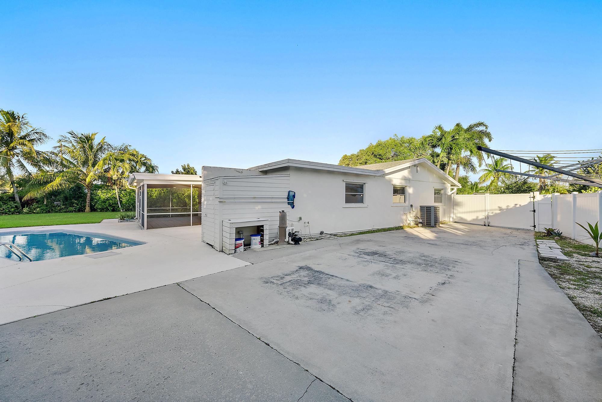 77 Holly Circle | Tequesta, Florida