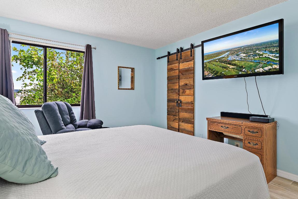 1605 S Us Highway 1 E401