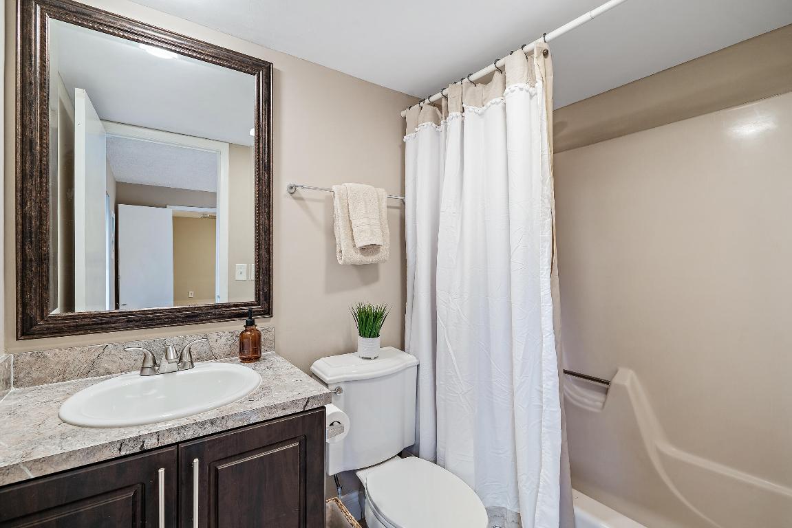 825 Center Street 12d