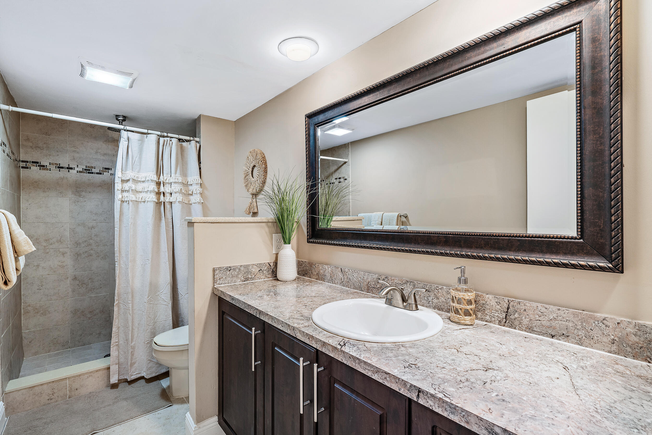 825 Center Street 12d