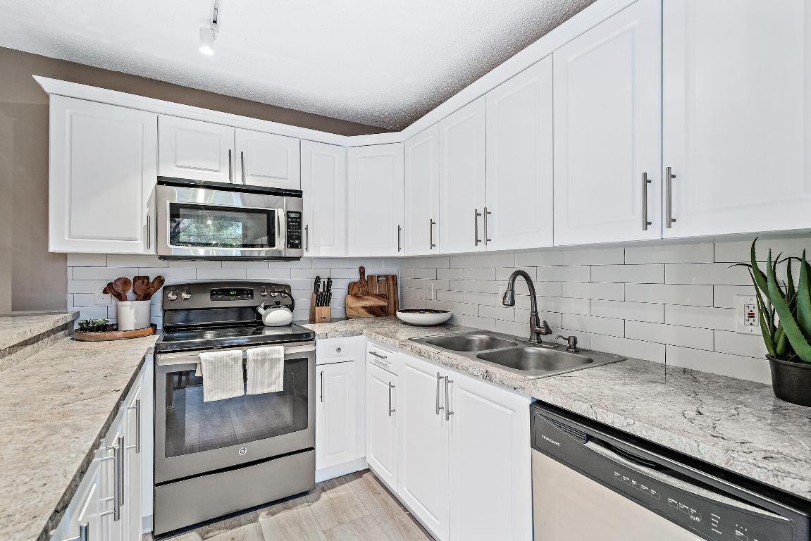 825 Center Street 12d